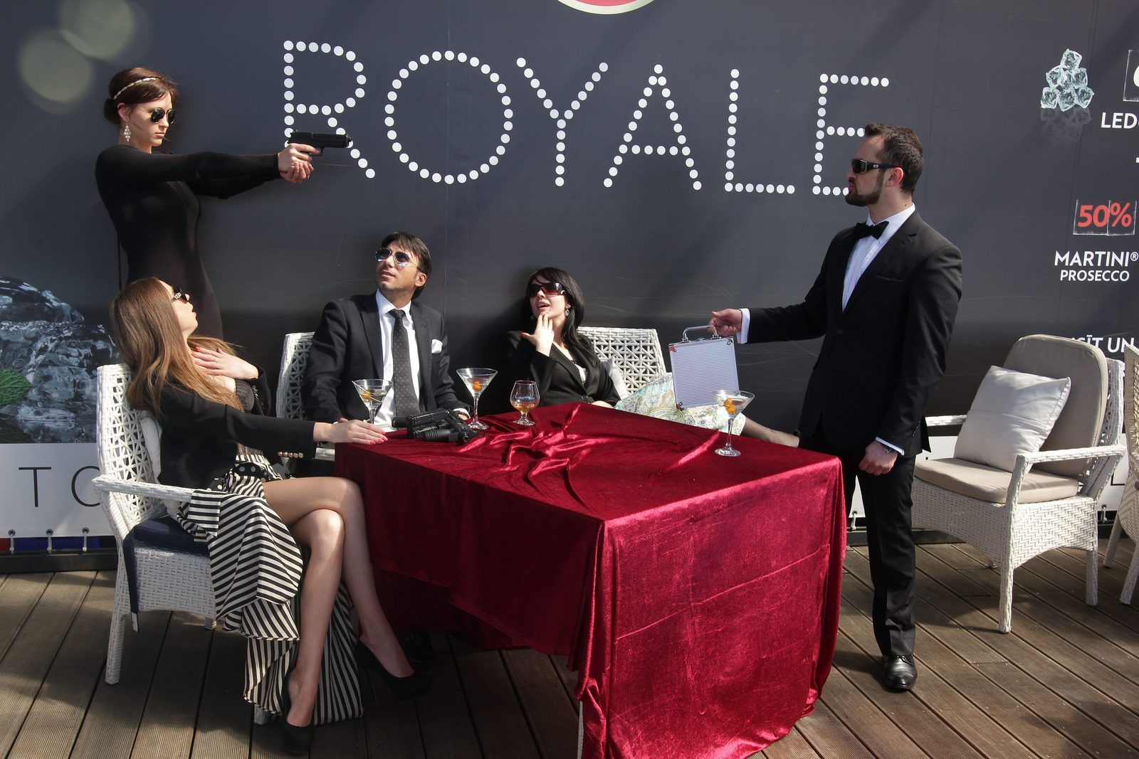 Korporatīvs pasākums „Royale“ ar sarkanu spēles galdu