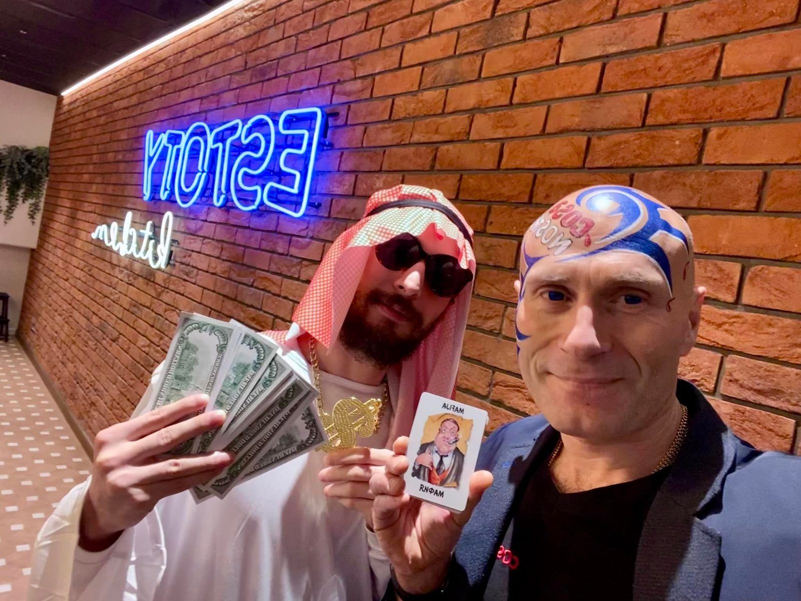 Divi spēlētāji ar kārtīm un maskām