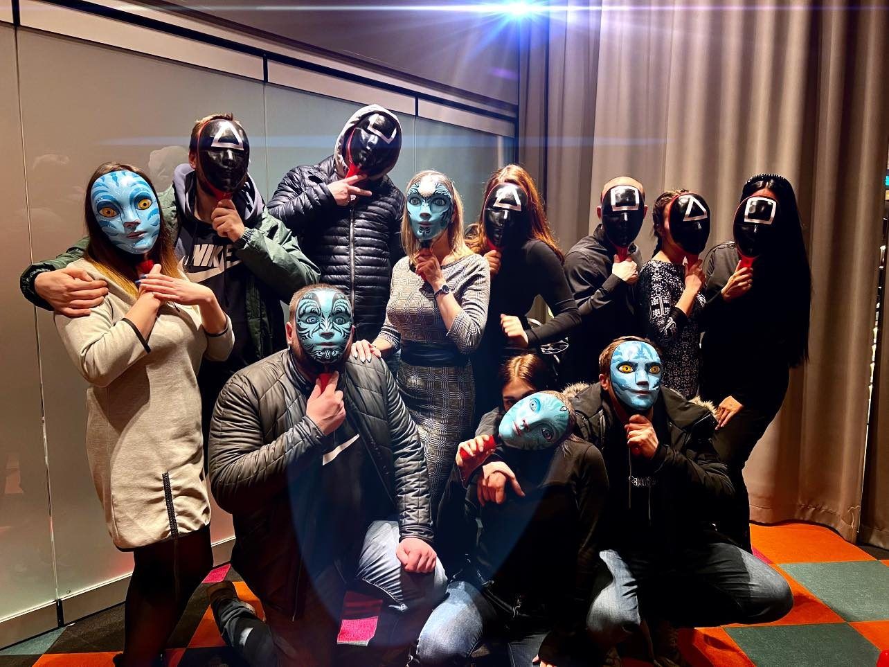 Grupa ar zilām maskām