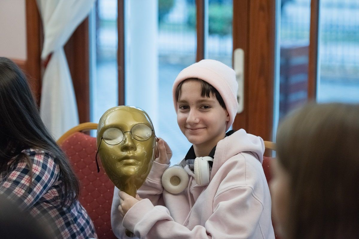 Jaunietis ar zelta masku