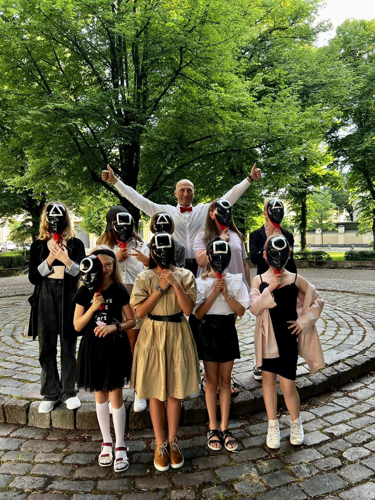 Komanda ar spēles maskām brīvā dabā